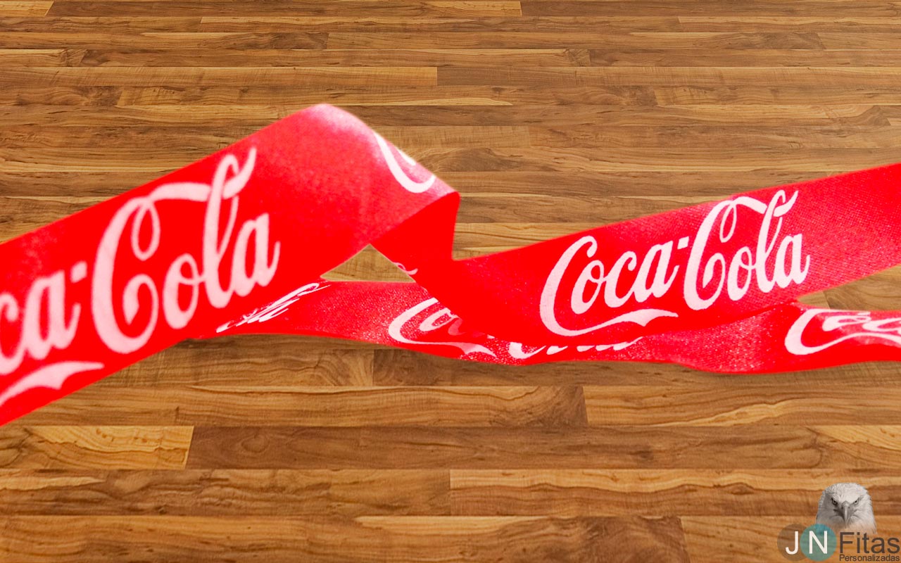 fita de cetim vermelha personalizada com a logo da Coca em Branco